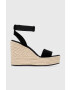 Calvin Klein Jeans Semišové sandále WEDGE SANDAL SU CON dámske čierna farba na platforme YW0YW01026 - Pepit.sk