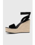 Calvin Klein Jeans Semišové sandále WEDGE SANDAL SU CON dámske čierna farba na platforme YW0YW01026 - Pepit.sk