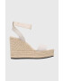 Calvin Klein Jeans Semišové sandále WEDGE SANDAL SU CON dámske béžová farba na platforme YW0YW01026 - Pepit.sk