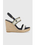 Tommy Hilfiger Sandále GOLDEN WEBBING WEDGE dámske tmavomodrá farba na kline FW0FW07089 - Pepit.sk