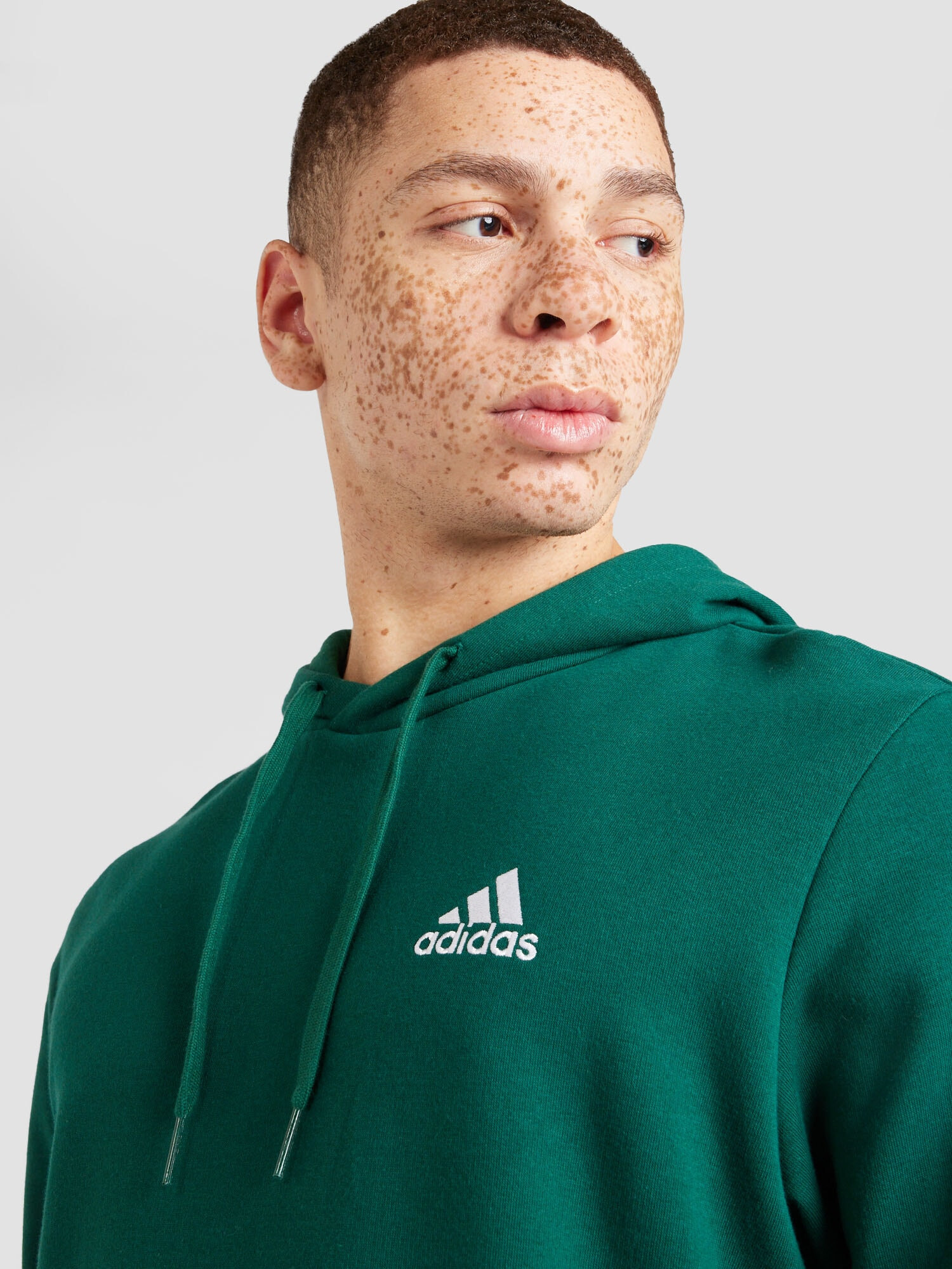 ADIDAS SPORTSWEAR Športová mikina 'Essentials Fleece' jedľová / biela - Pepit.sk