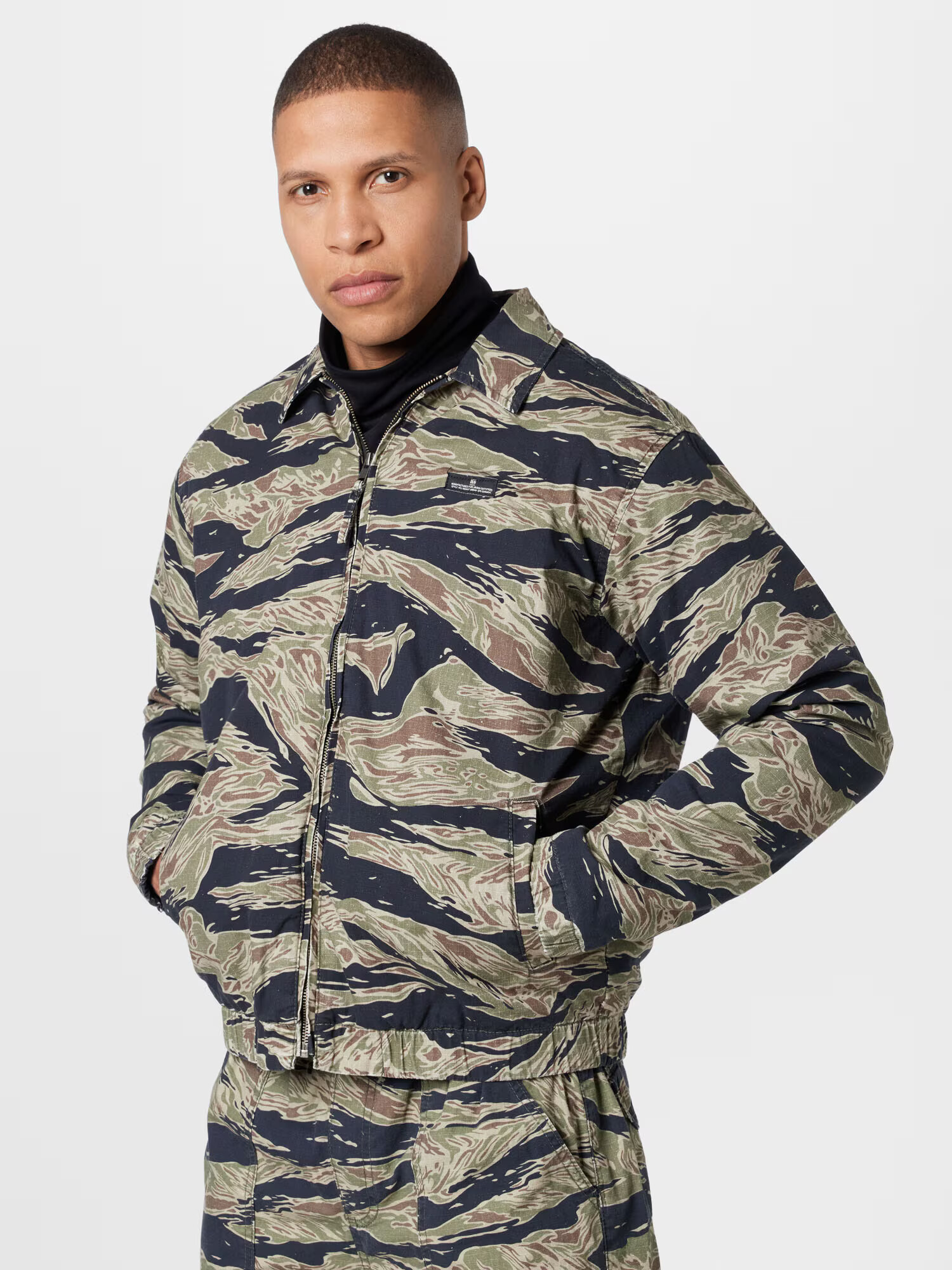 BDG Urban Outfitters Prechodná bunda 'TIGER CAMO' béžová / námornícka modrá / olivová / jablková - Pepit.sk