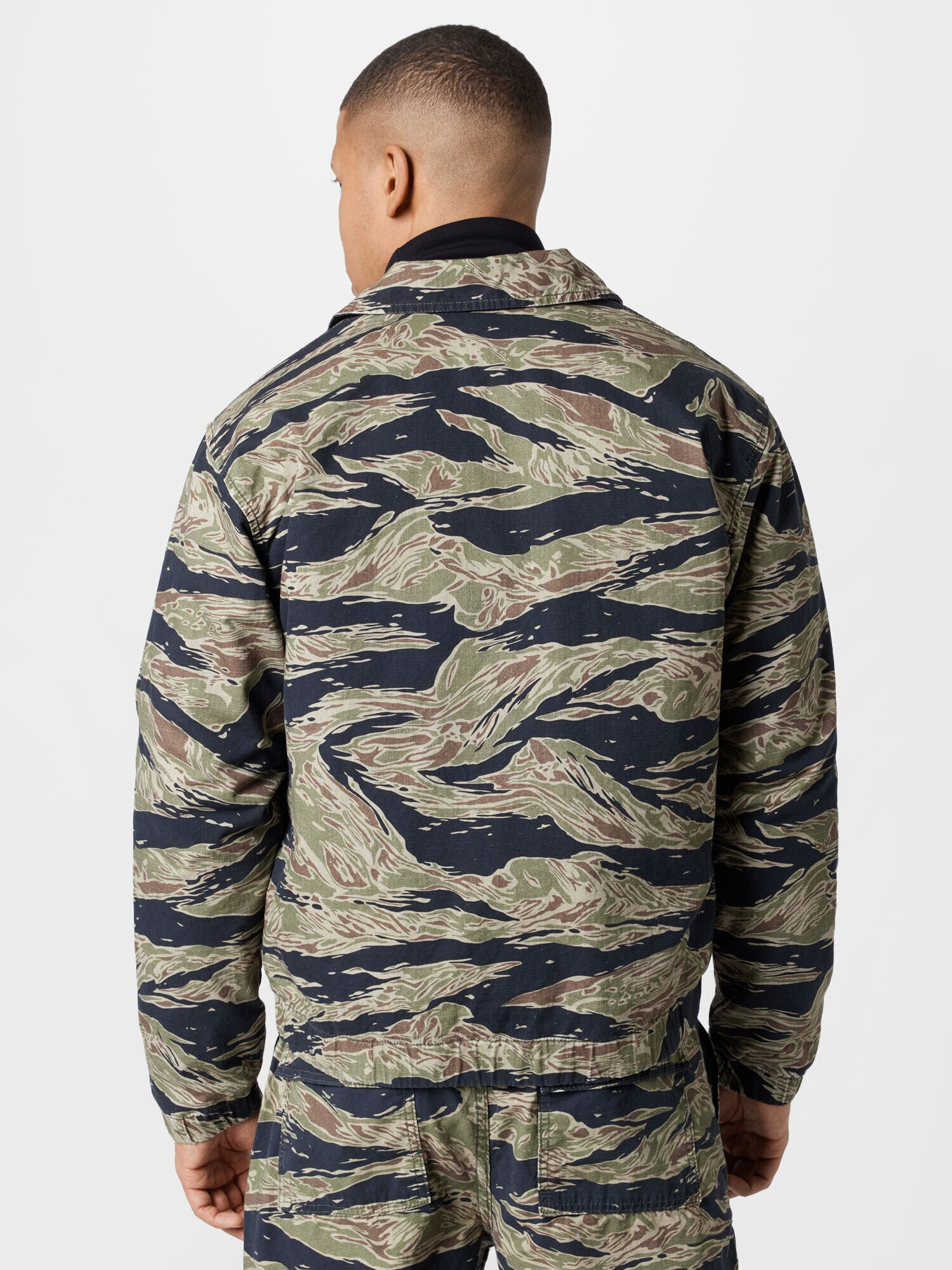 BDG Urban Outfitters Prechodná bunda 'TIGER CAMO' béžová / námornícka modrá / olivová / jablková - Pepit.sk