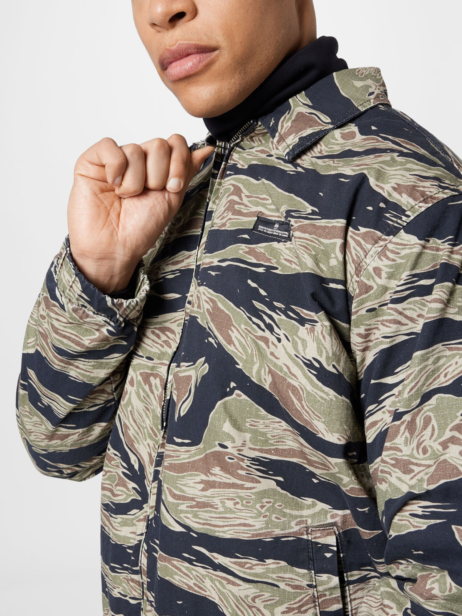 BDG Urban Outfitters Prechodná bunda 'TIGER CAMO' béžová / námornícka modrá / olivová / jablková - Pepit.sk