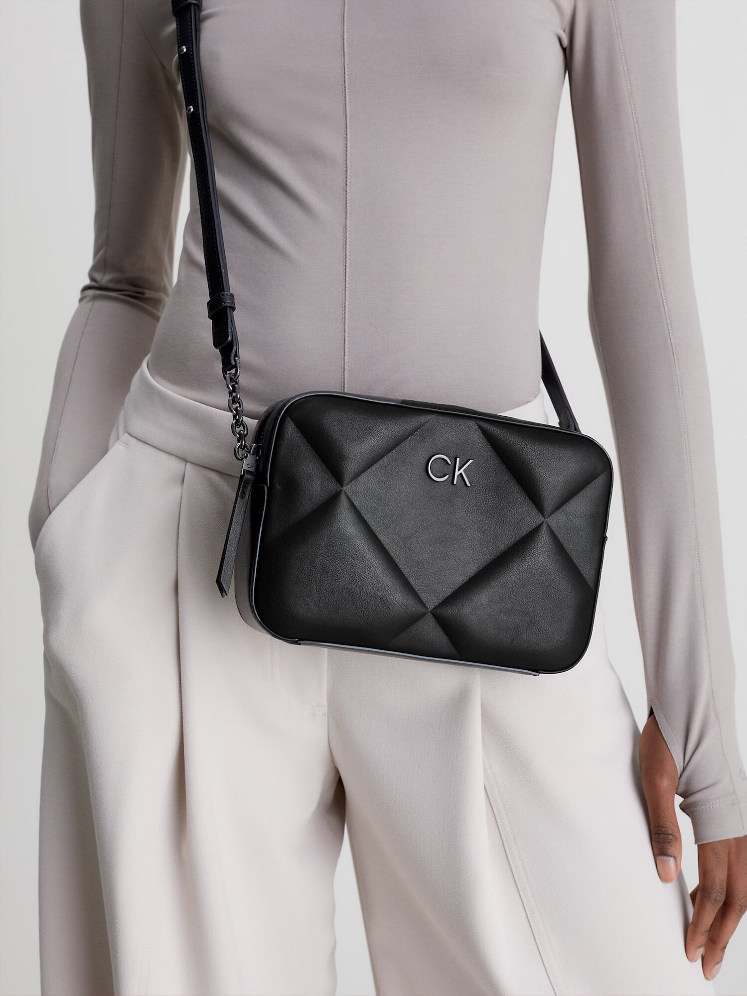 Calvin Klein Taška cez rameno čierna - Pepit.sk