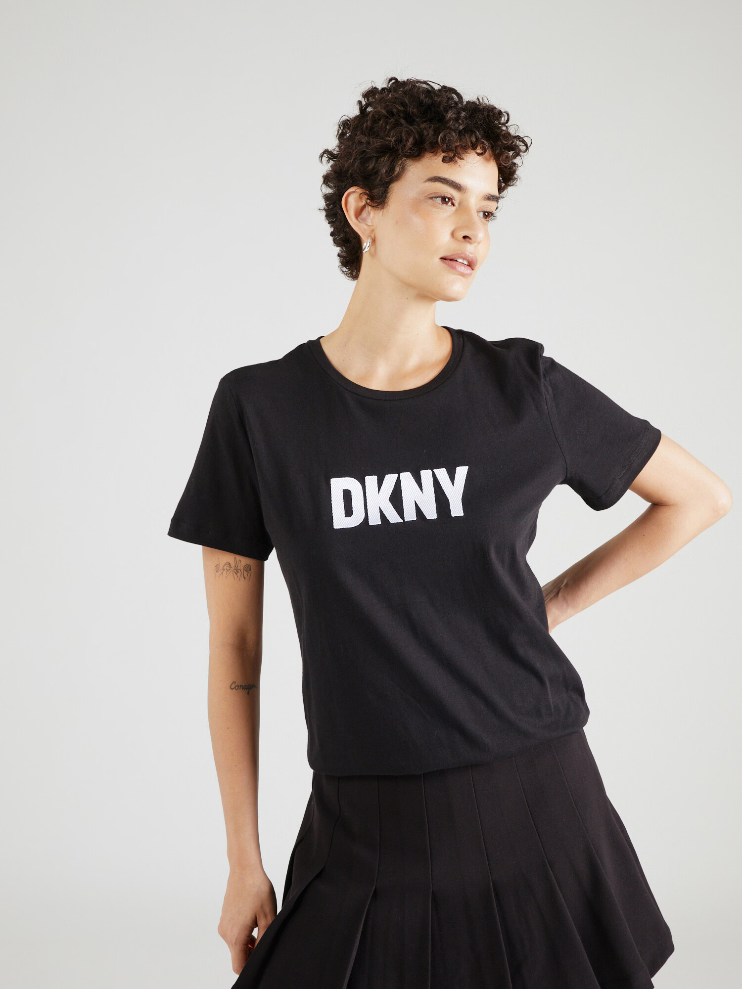 DKNY Tričko 'FOUNDATION' čierna / prírodná biela - Pepit.sk