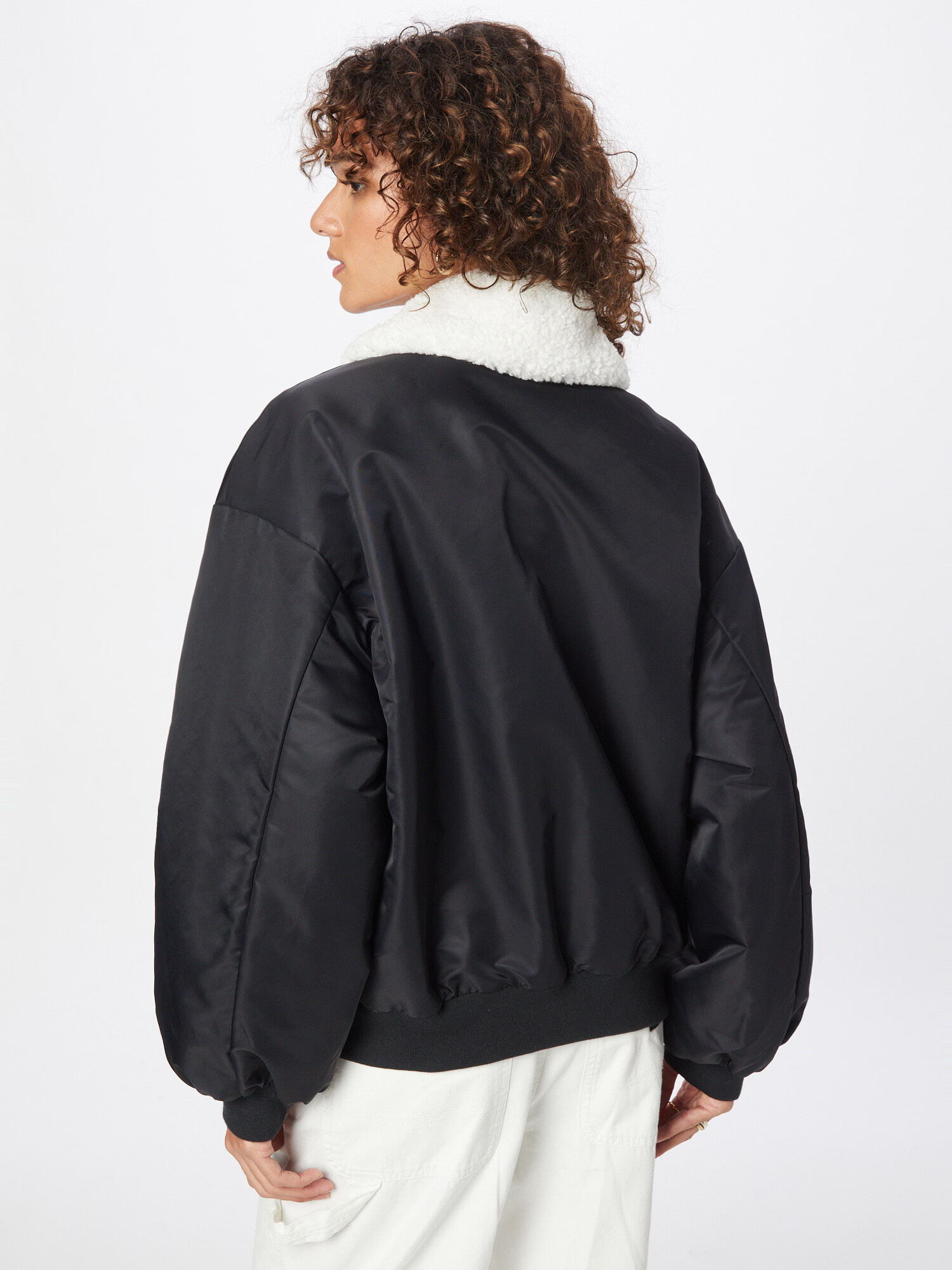 LEVI'S ® Prechodná bunda 'ELISE RETRO BOMBER BLACKS' čierna / biela - Pepit.sk