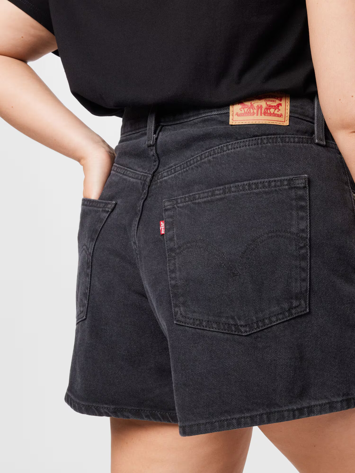 Levi's® Plus Džínsy 'PLUS HW MOM SHORT LIGHT INDIGO - WORN IN' čierny denim - Pepit.sk