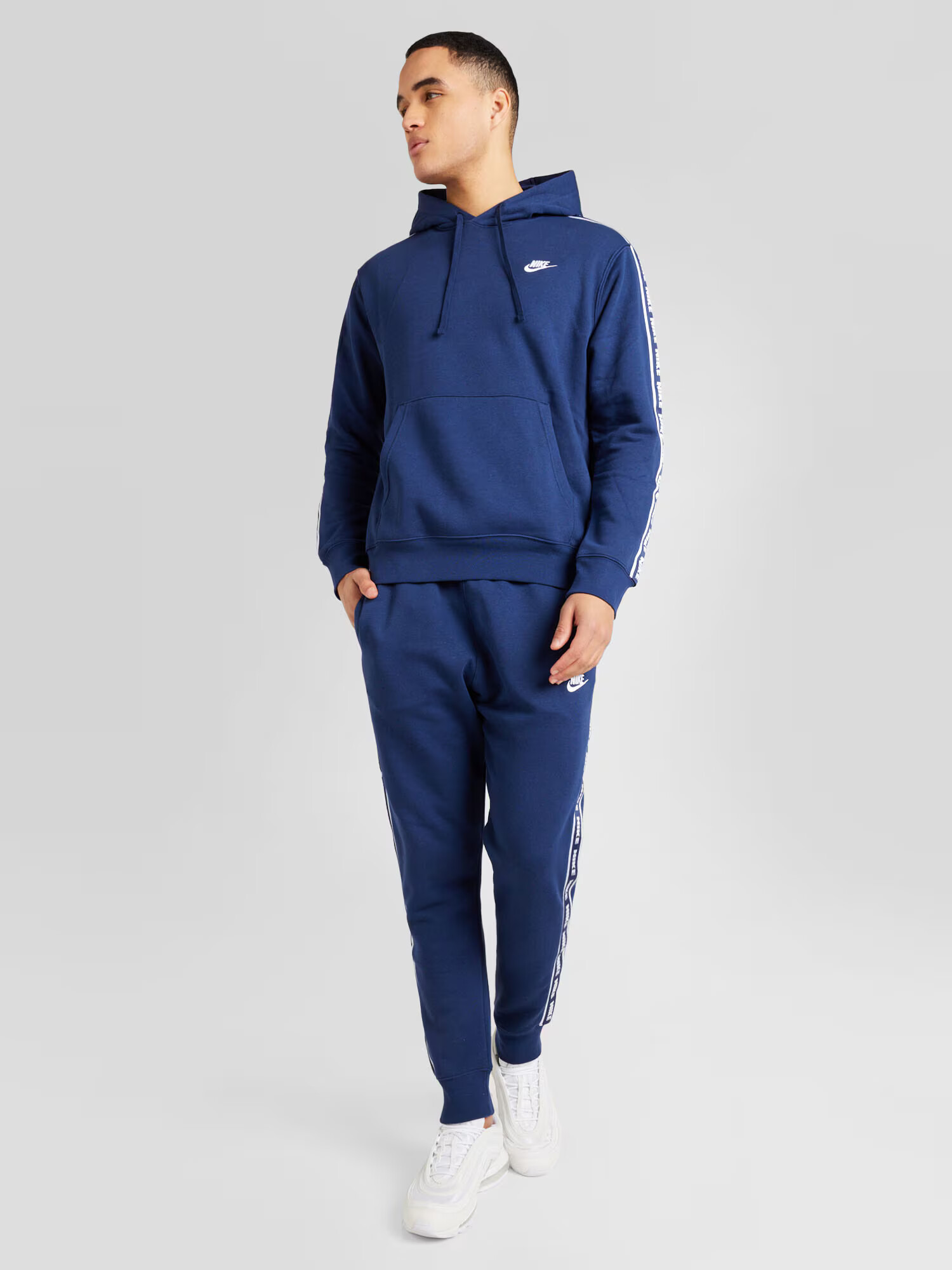 Nike Sportswear Joggingová súprava 'CLUB FLEECE' námornícka modrá / biela - Pepit.sk