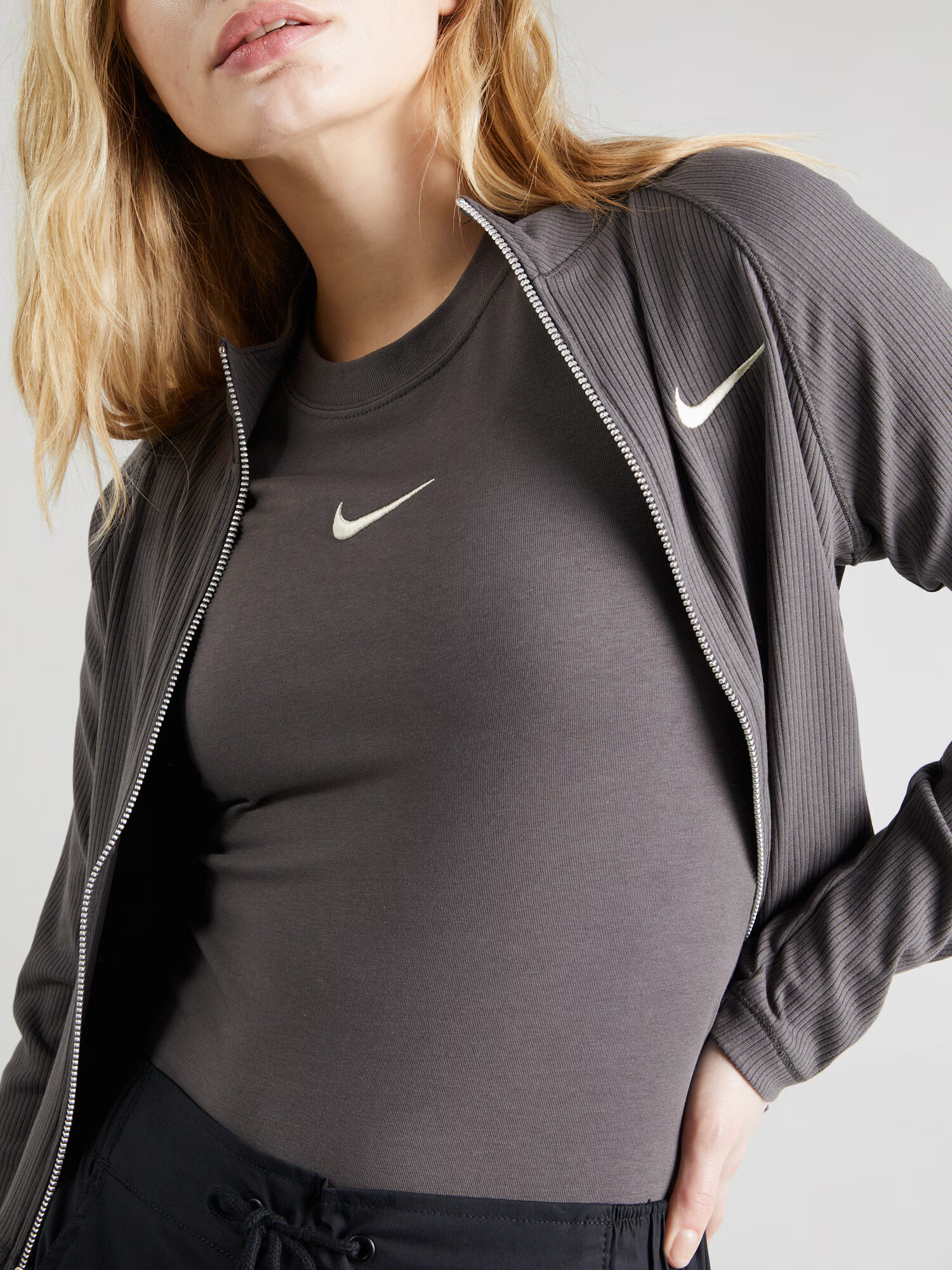 Nike Sportswear Košeľové body béžová / farby bahna - Pepit.sk