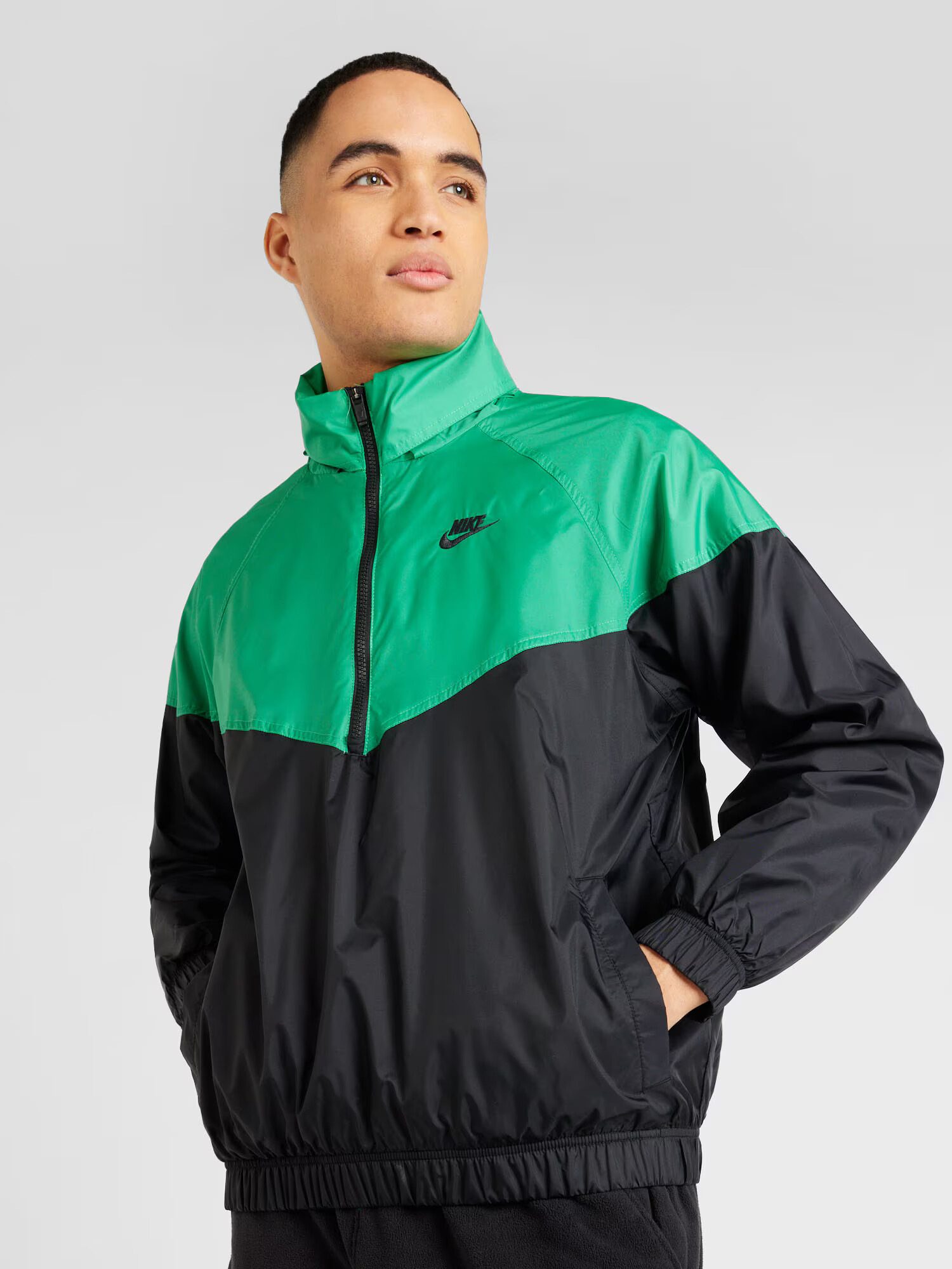 Nike Sportswear Prechodná bunda 'Windrunner' trávovo zelená / čierna - Pepit.sk