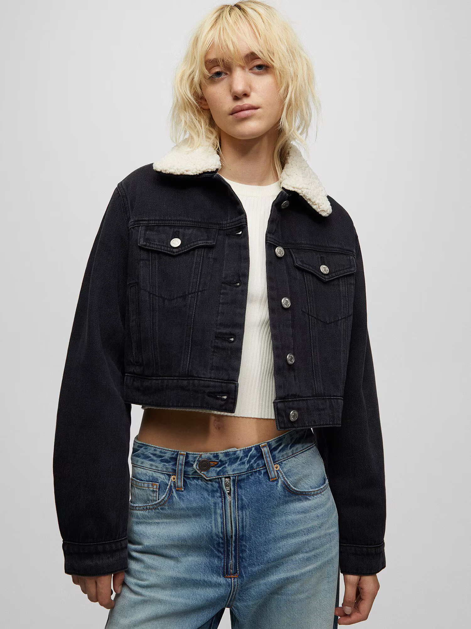 Pull&Bear Prechodná bunda krémová / čierny denim - Pepit.sk