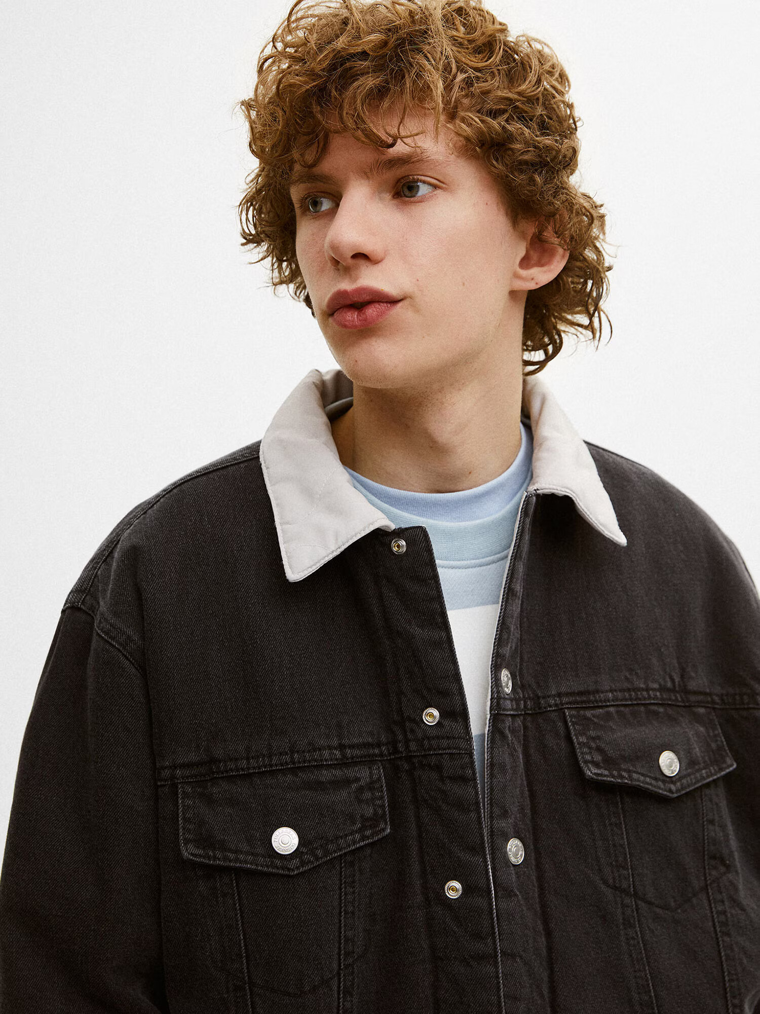 Pull&Bear Prechodná bunda svetlosivá / čierny denim - Pepit.sk