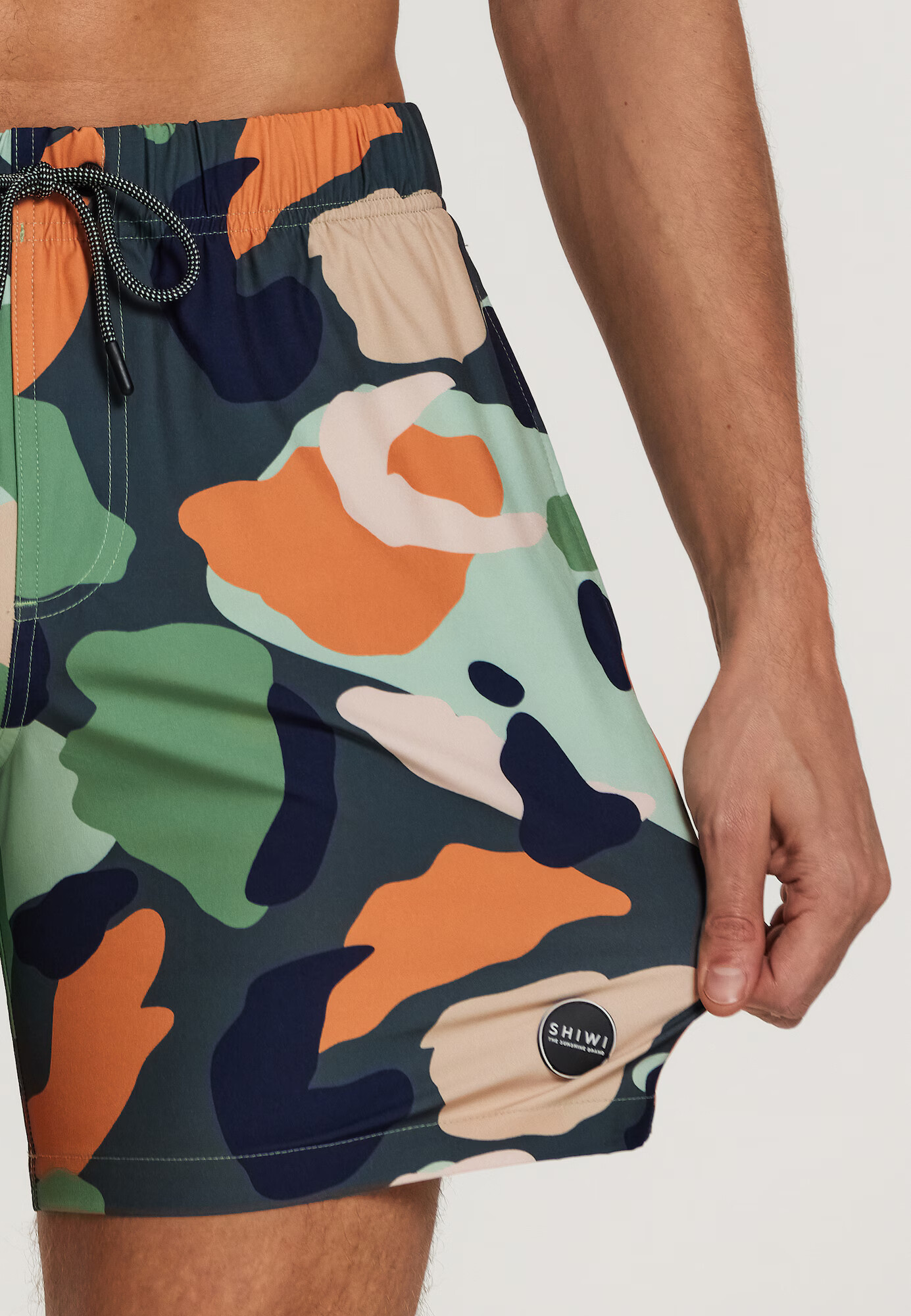 Shiwi Plavecké šortky 'neo camo 4-way stretch' mätová / tmavozelená / oranžová / púdrová - Pepit.sk