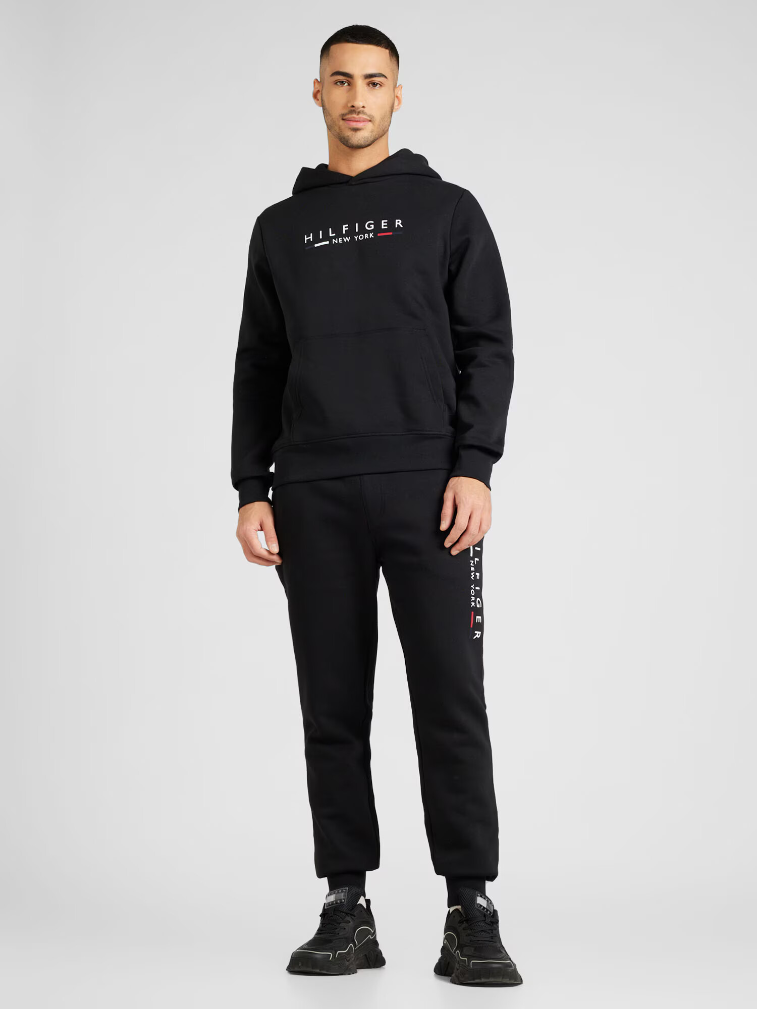 TOMMY HILFIGER Joggingová súprava námornícka modrá / červená / čierna / biela - Pepit.sk