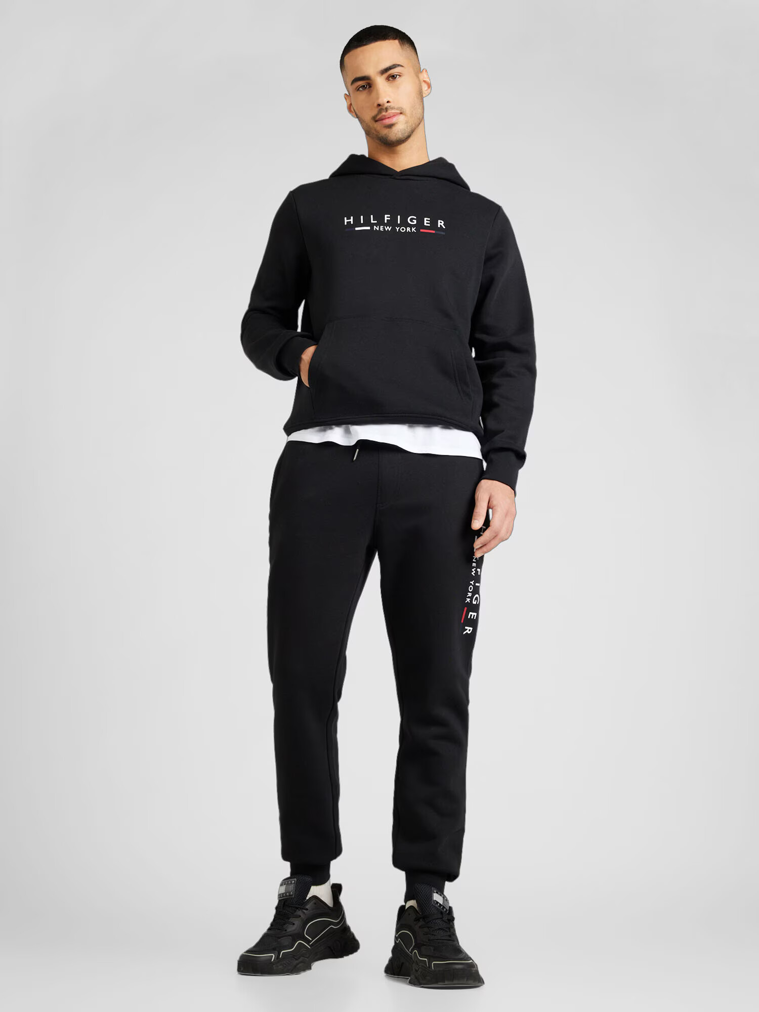 TOMMY HILFIGER Joggingová súprava námornícka modrá / červená / čierna / biela - Pepit.sk