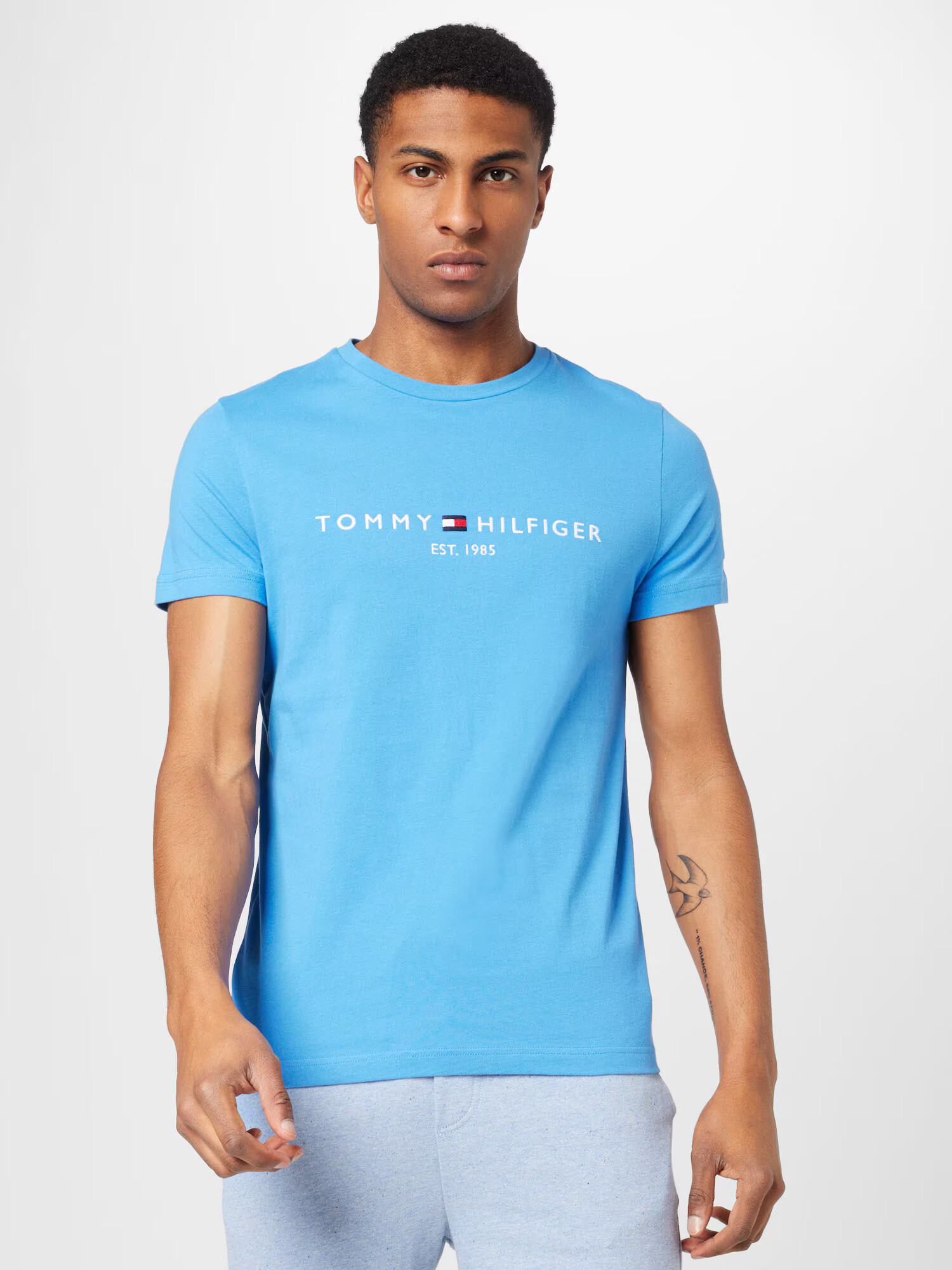 TOMMY HILFIGER Tričko námornícka modrá / azúrová / jasne červená / biela - Pepit.sk