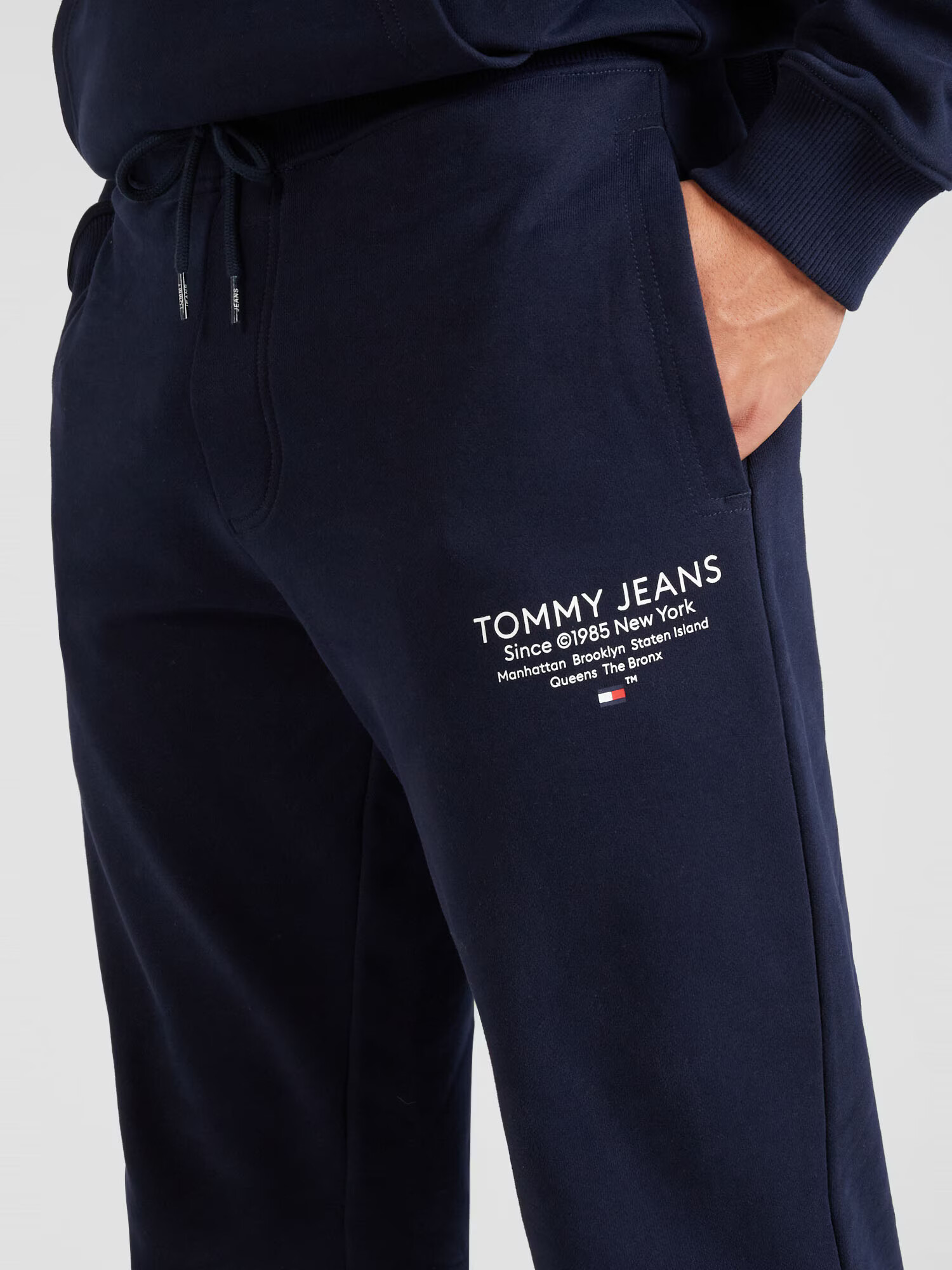 Tommy Jeans Nohavice námornícka modrá / červená / biela - Pepit.sk