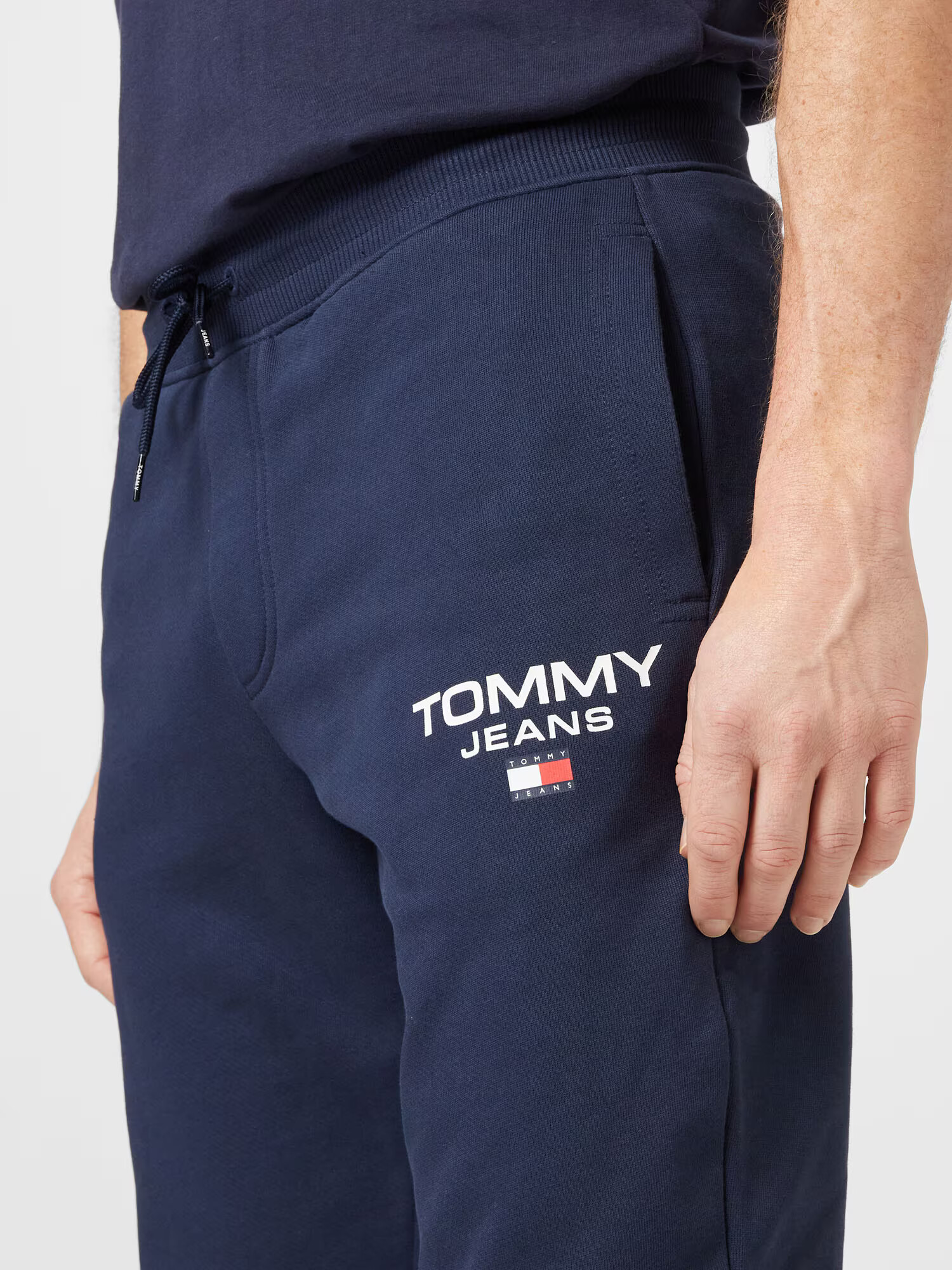 Tommy Jeans Nohavice tmavomodrá / červená / biela - Pepit.sk