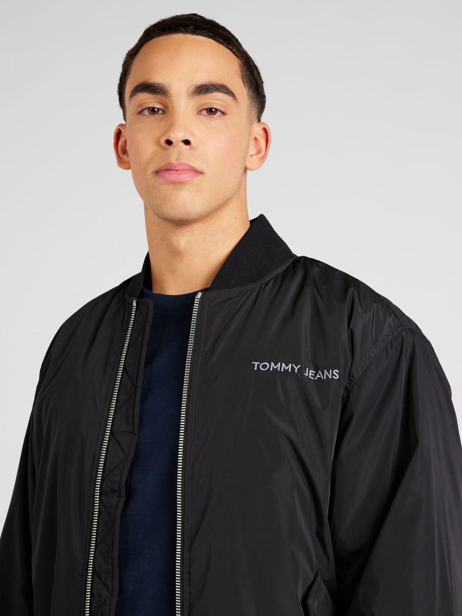 Tommy Jeans Prechodná bunda sivá / čierna - Pepit.sk