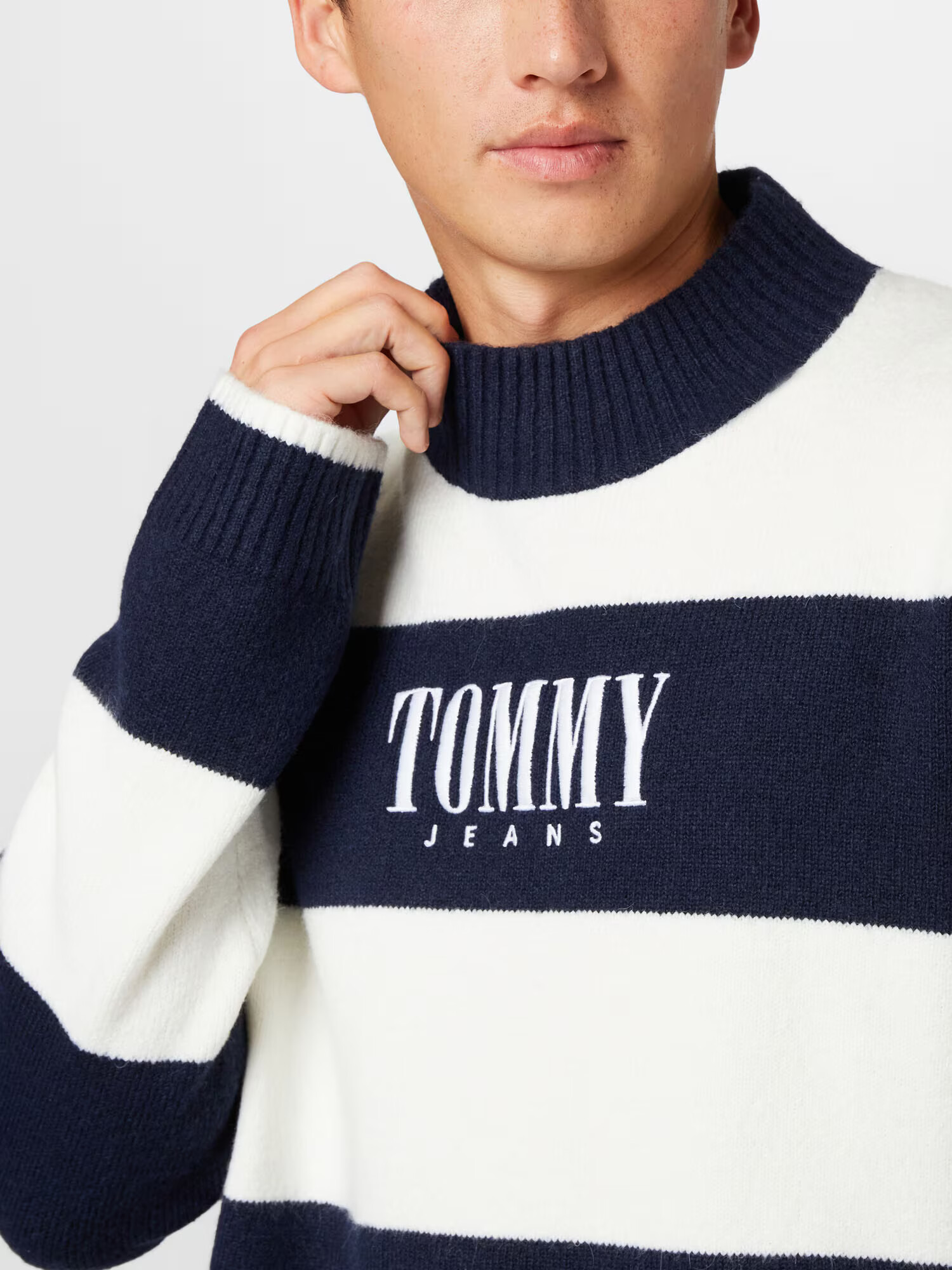 Tommy Jeans Sveter námornícka modrá / ohnivo červená / biela - Pepit.sk