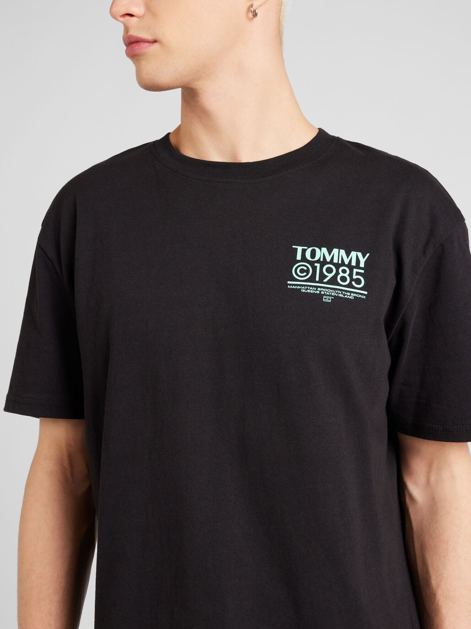 Tommy Jeans Tričko '1985 Collection' mätová / čierna - Pepit.sk