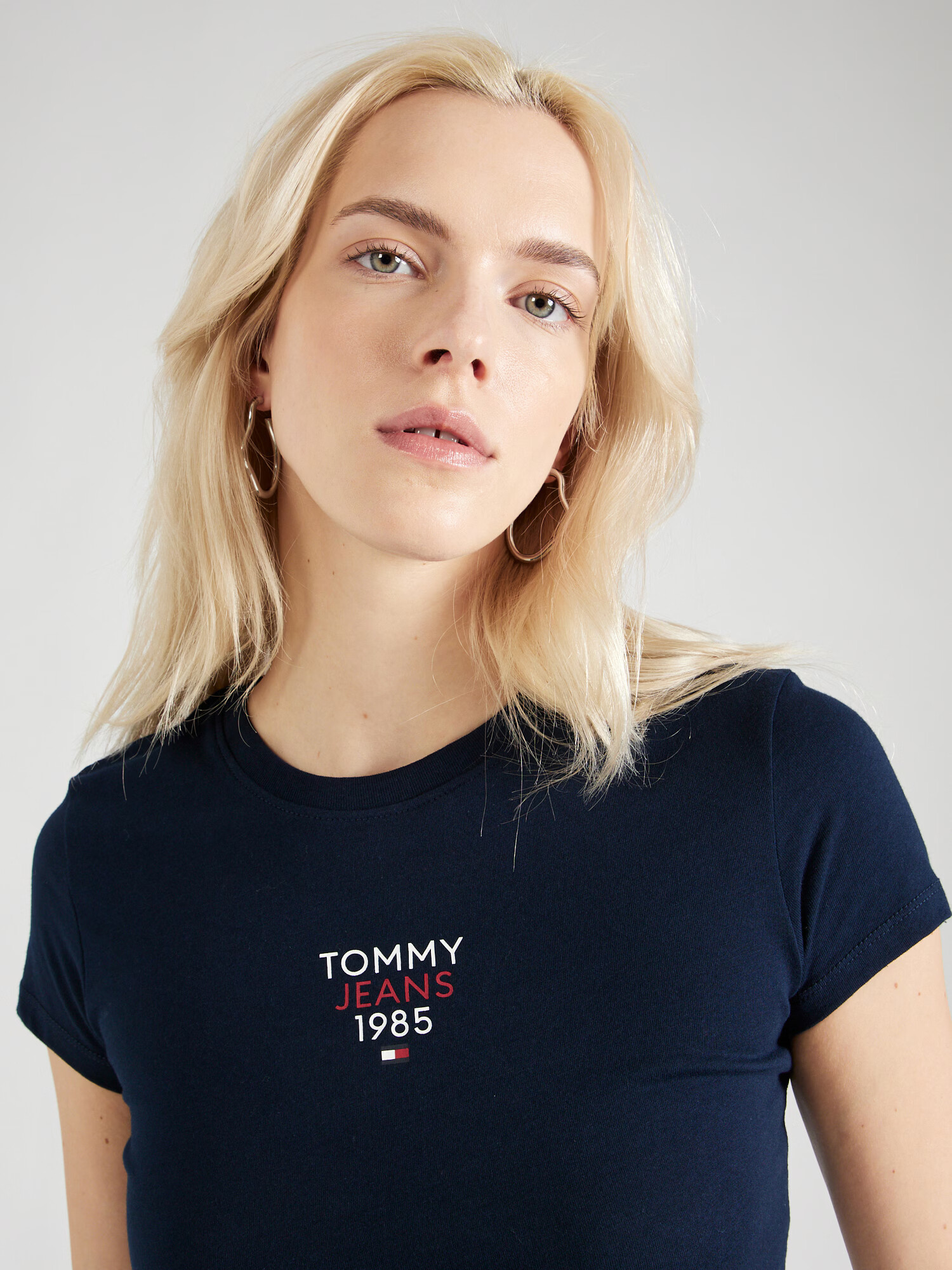 Tommy Jeans Tričko 'ESSENTIAL' námornícka modrá / ohnivo červená / šedobiela - Pepit.sk