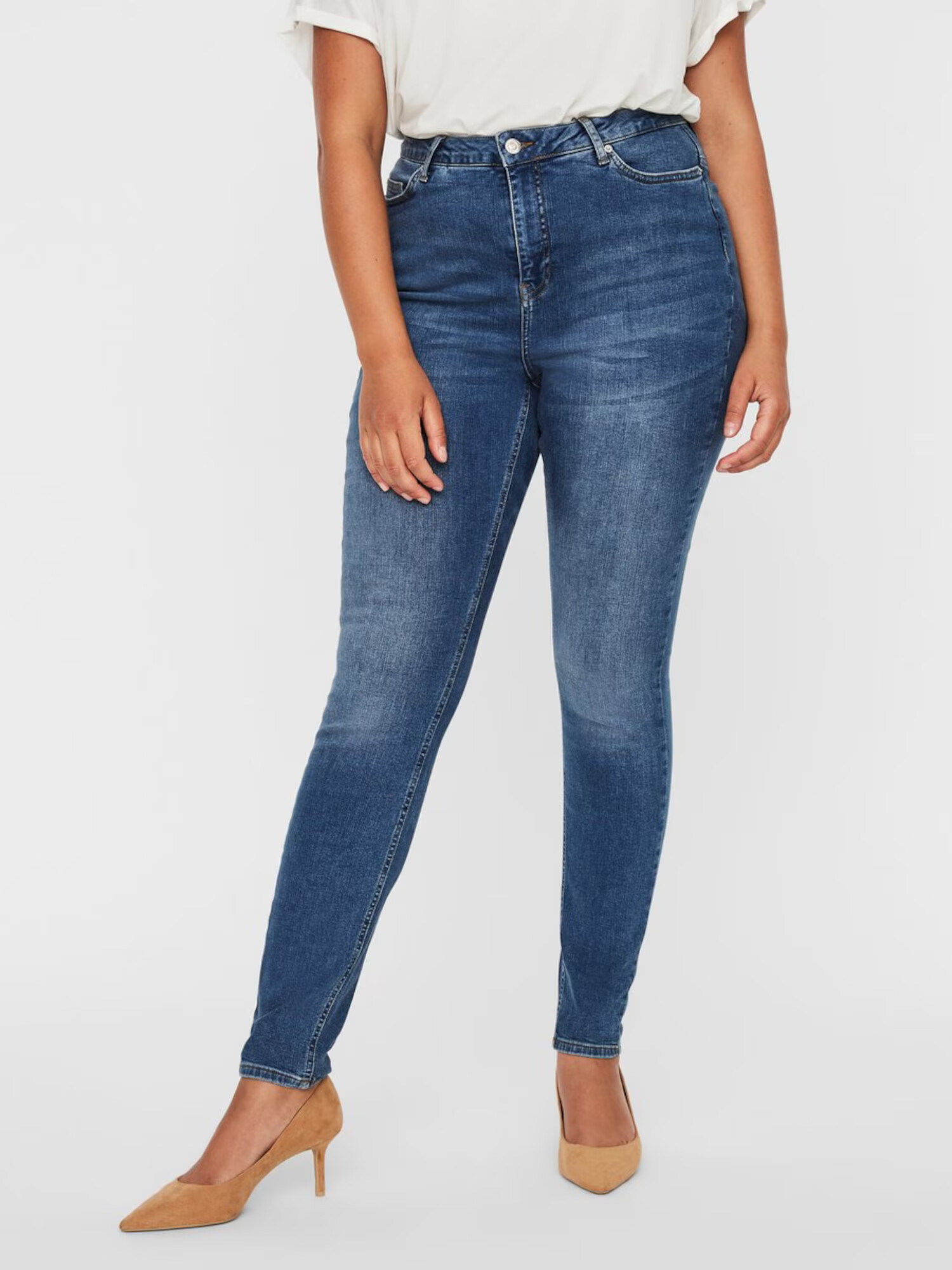 Vero Moda Curve Džínsy 'Lora' modrá denim - Pepit.sk