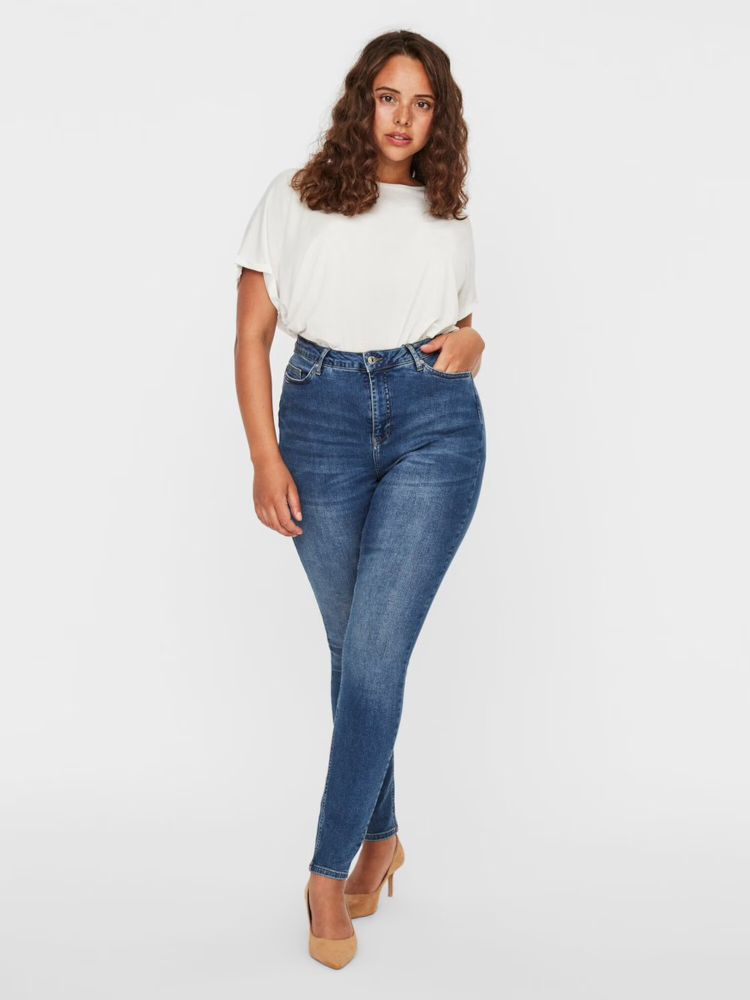 Vero Moda Curve Džínsy 'Lora' modrá denim - Pepit.sk