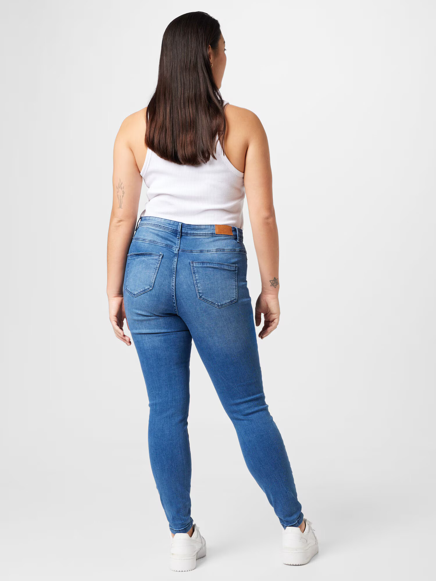 Vero Moda Curve Džínsy 'Fanya' modrá denim - Pepit.sk