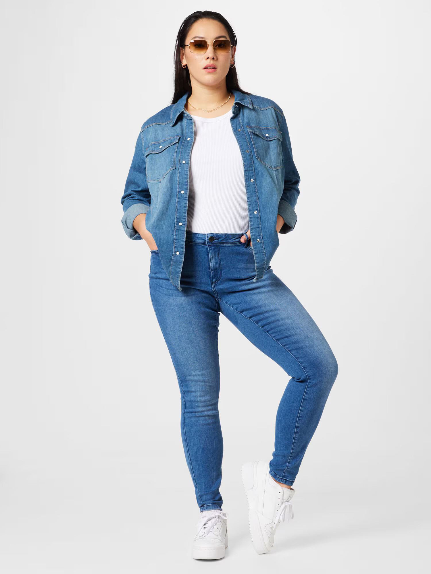 Vero Moda Curve Džínsy 'Fanya' modrá denim - Pepit.sk