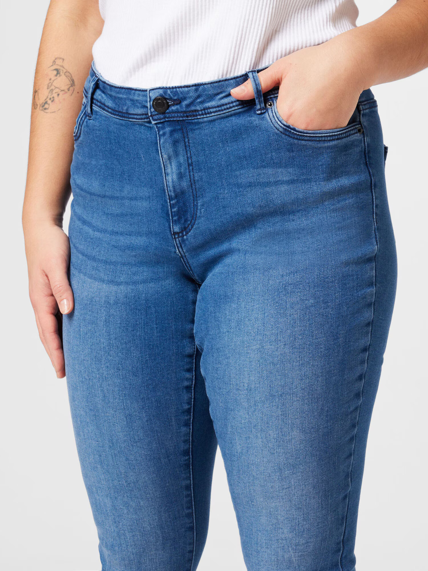 Vero Moda Curve Džínsy 'Fanya' modrá denim - Pepit.sk