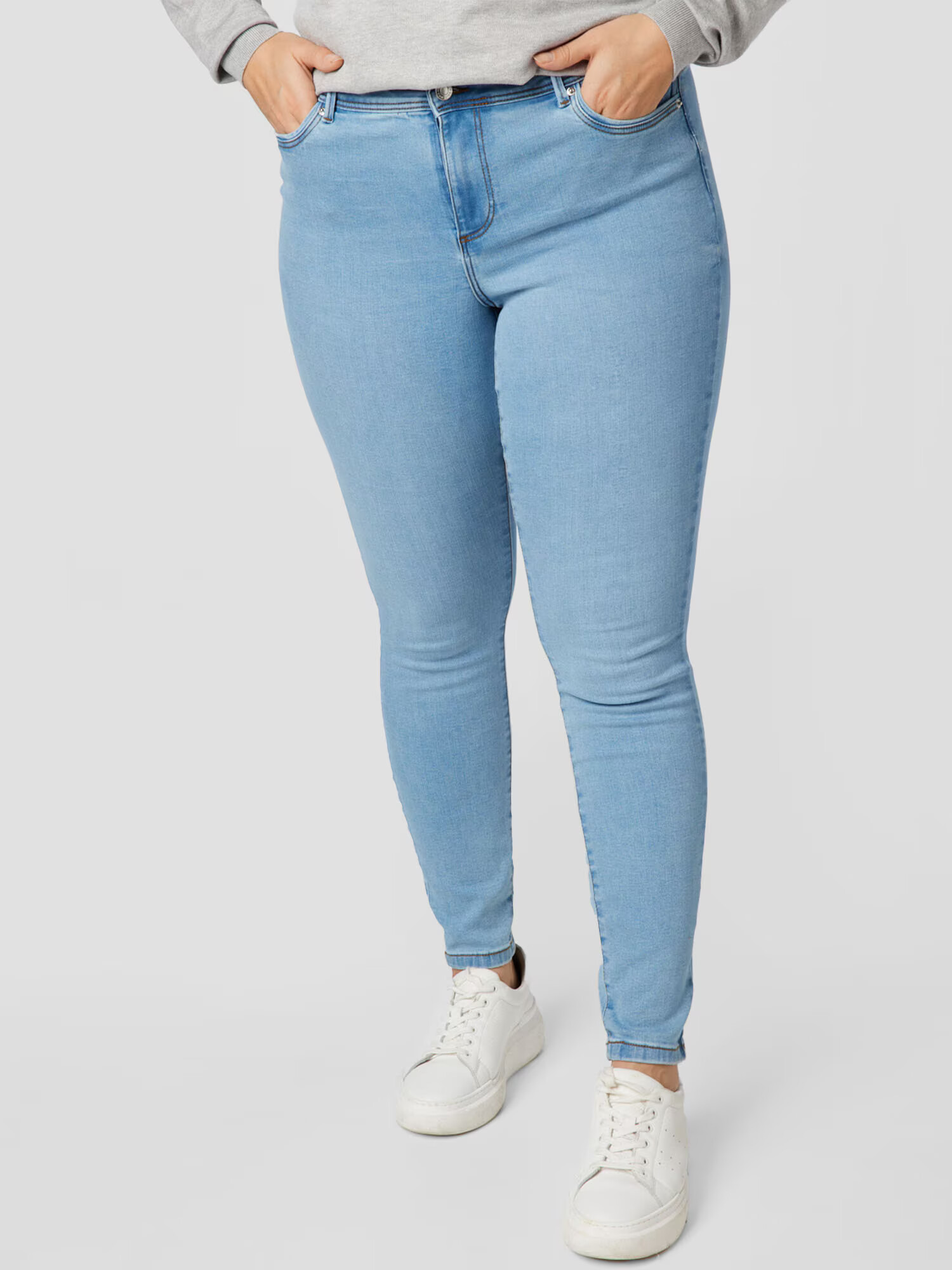 Vero Moda Curve Džínsy 'Tanya' modrá denim - Pepit.sk