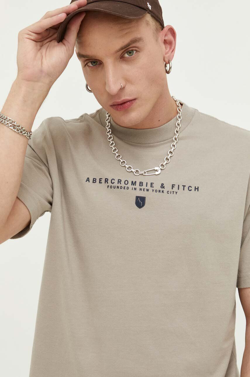 Abercrombie & Fitch Bavlnené tričko hnedá farba s potlačou - Pepit.sk