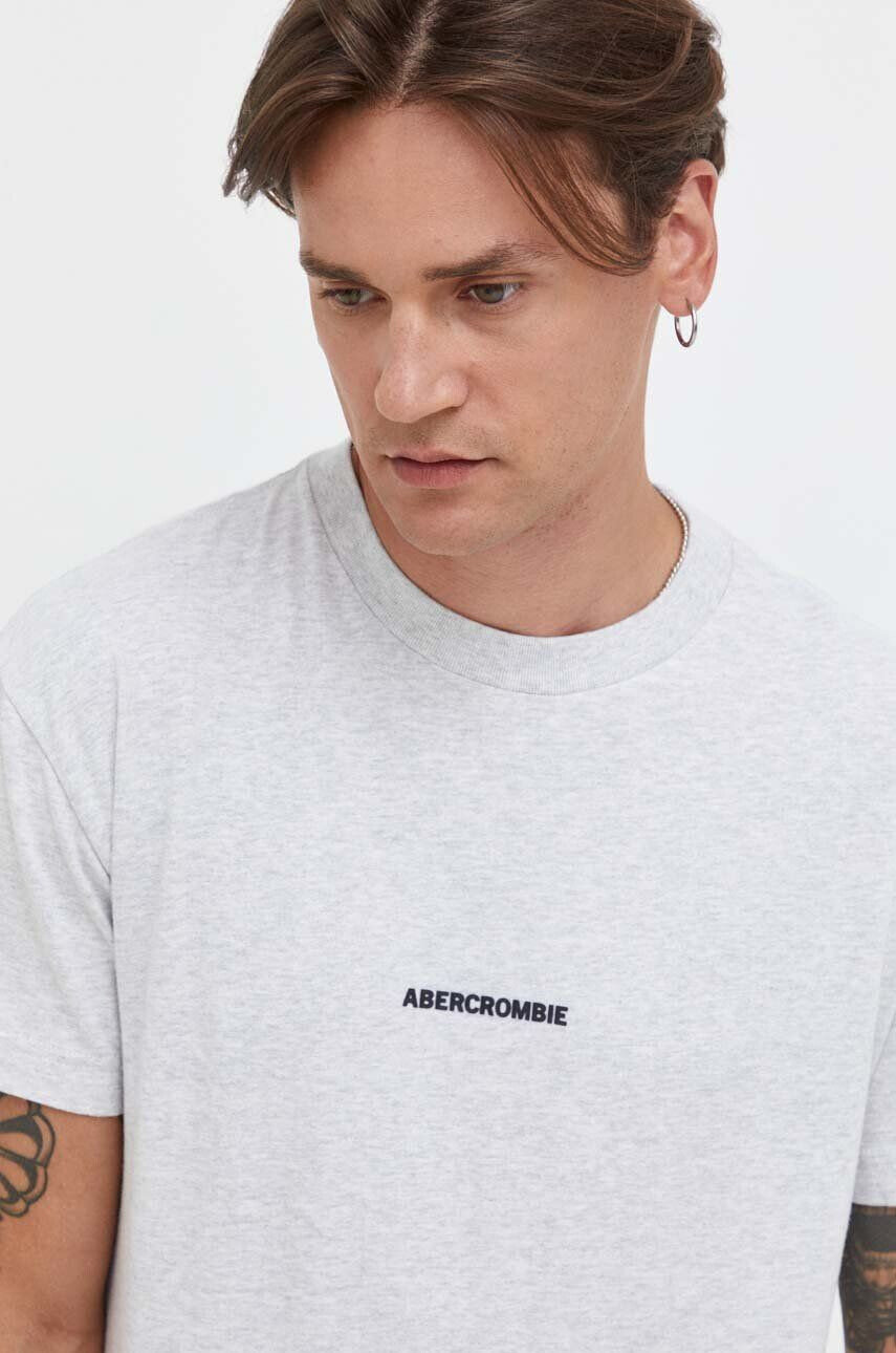 Abercrombie & Fitch Bavlnené tričko šedá farba s potlačou - Pepit.sk