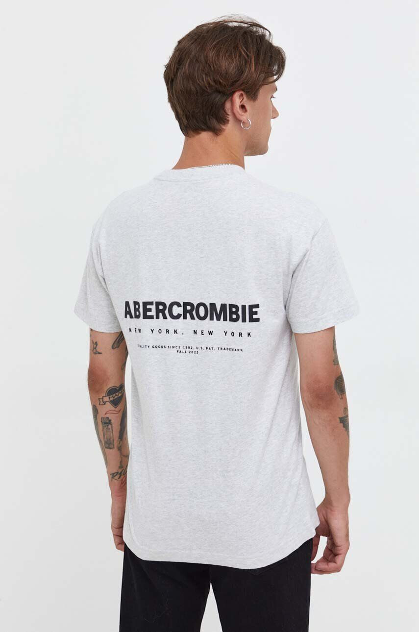 Abercrombie & Fitch Bavlnené tričko šedá farba s potlačou - Pepit.sk