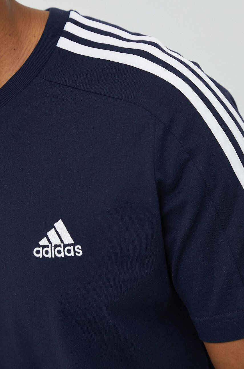 adidas Bavlnené tričko tmavomodrá farba s nášivkou - Pepit.sk