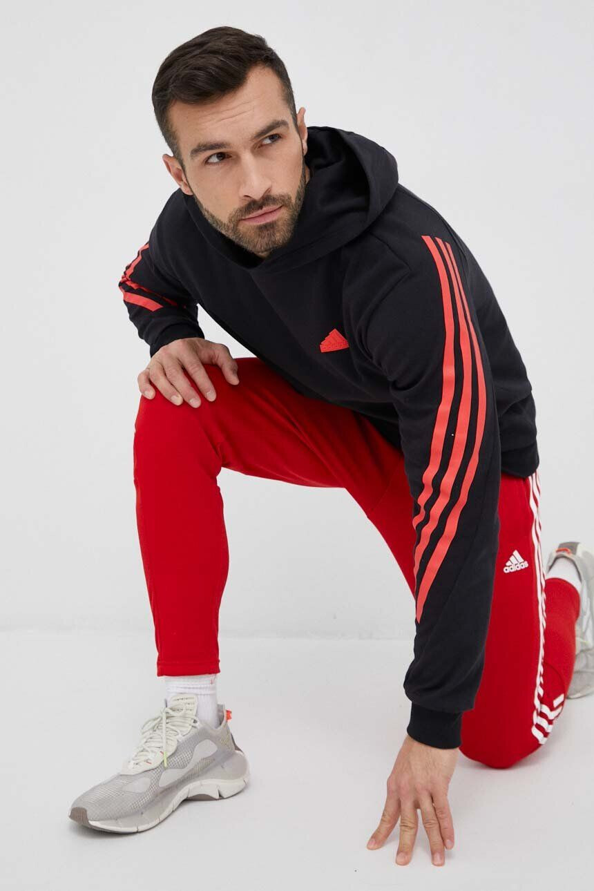 adidas Mikina pánska čierna farba s kapucňou s nášivkou - Pepit.sk