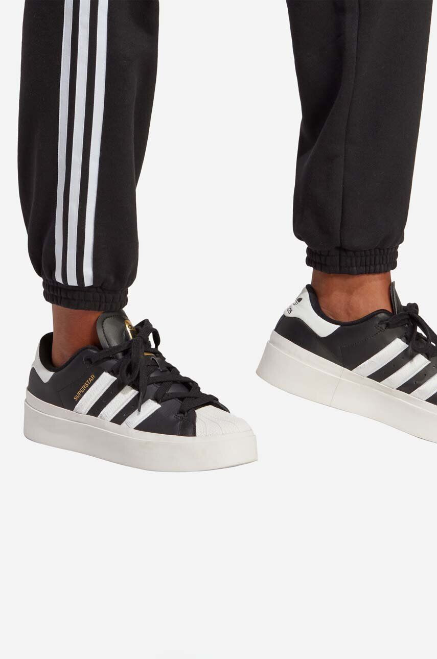 adidas Originals Bavlnené tepláky IB7457-black čierna farba s nášivkou - Pepit.sk