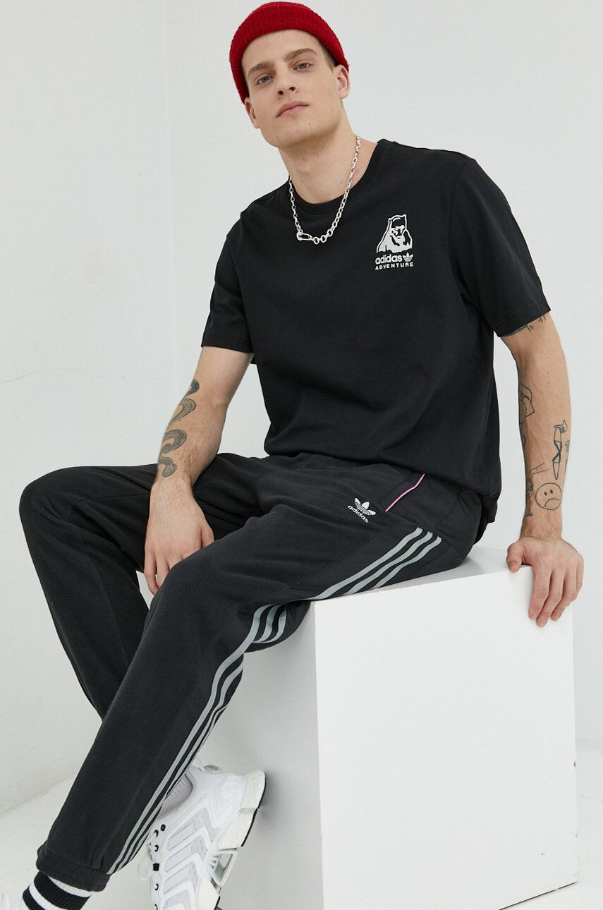 adidas Originals Bavlnené tričko čierna farba s nášivkou - Pepit.sk