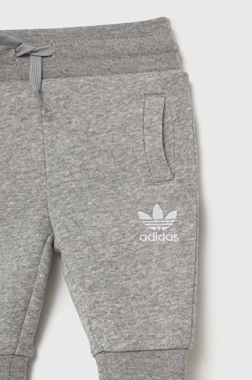 adidas Originals Detská tepláková súprava HE6910 šedá farba - Pepit.sk