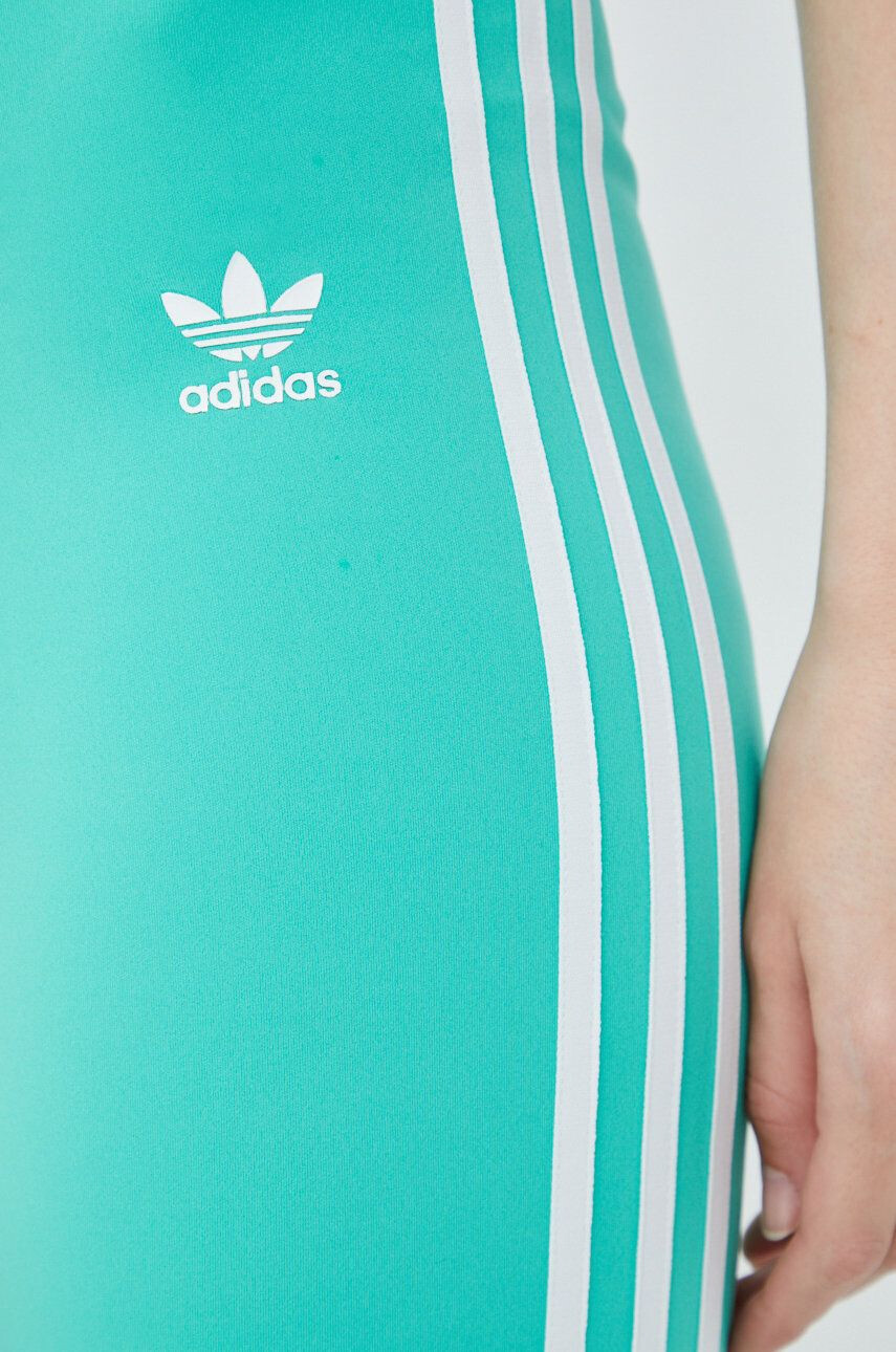 adidas Originals Šortky Adicolor HE9503-HIREGR dámske zelená farba s nášivkou vysoký pás - Pepit.sk