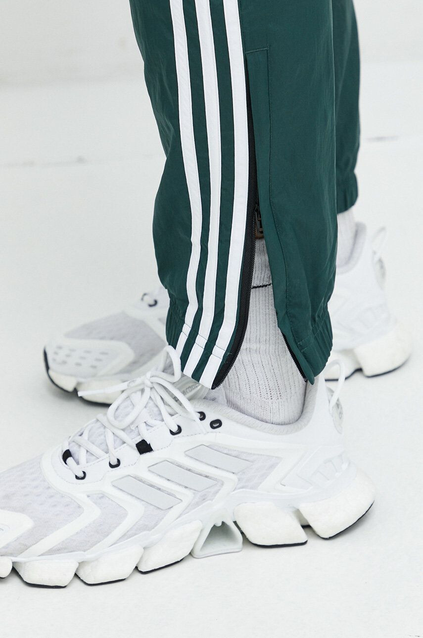 adidas Originals Tepláky zelená farba s nášivkou - Pepit.sk