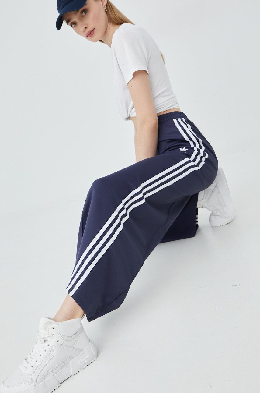 adidas Originals Tepláky Adicolor HC4549 dámske tmavomodrá farba s nášivkou - Pepit.sk