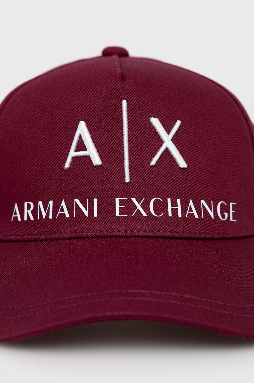 Armani Exchange Bavlnená čiapka bordová farba s nášivkou - Pepit.sk