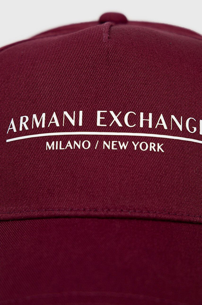 Armani Exchange Bavlnená čiapka bordová farba s potlačou - Pepit.sk