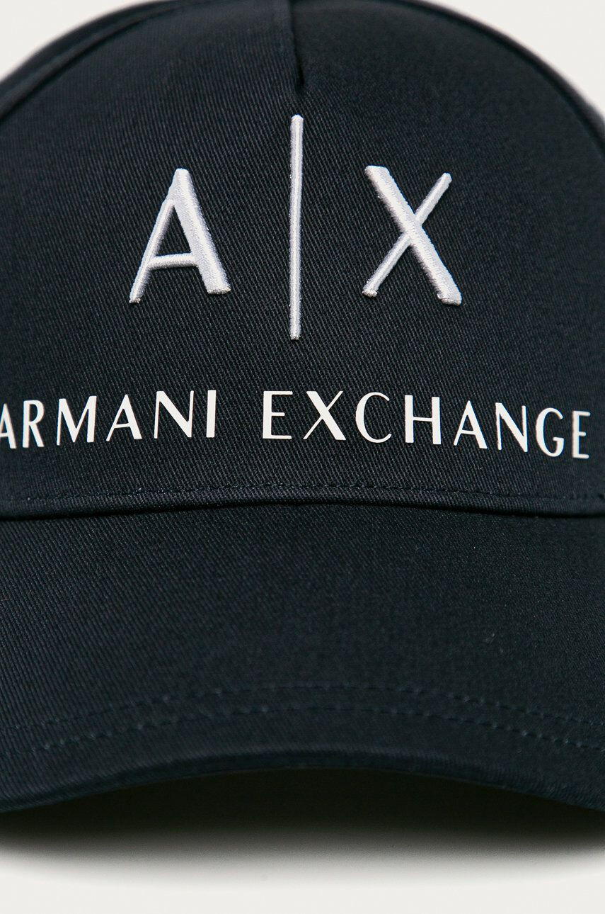 Armani Exchange Čiapka tmavomodrá farba s nášivkou - Pepit.sk