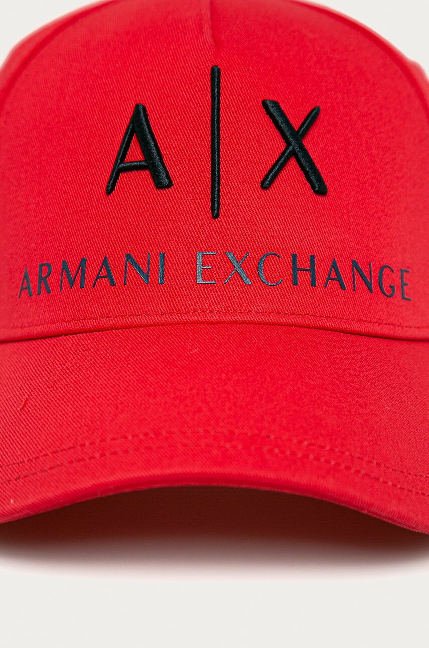 Armani Exchange Čiapka červená farba s nášivkou - Pepit.sk