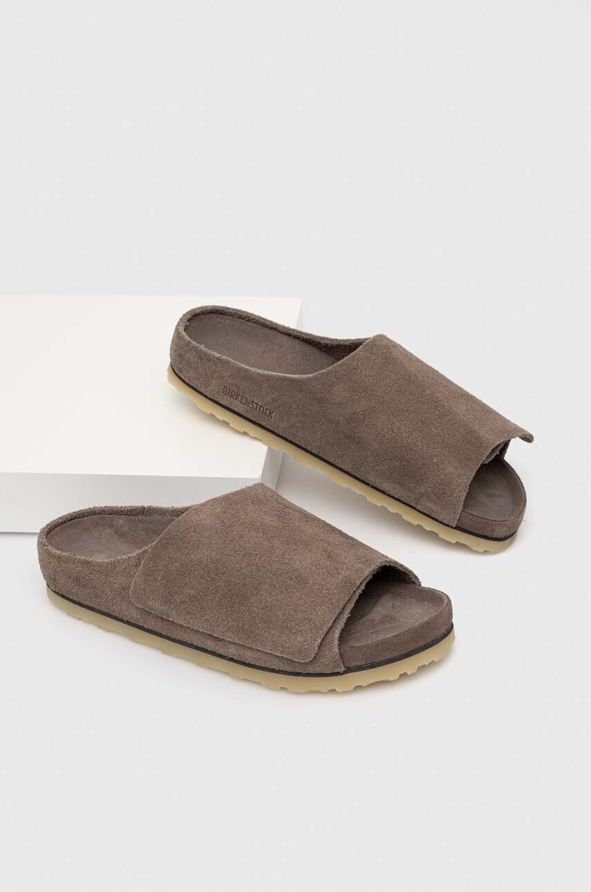 Birkenstock Semišové šľapky x Fear Of God 1024729-dgrey pánske šedá farba - Pepit.sk