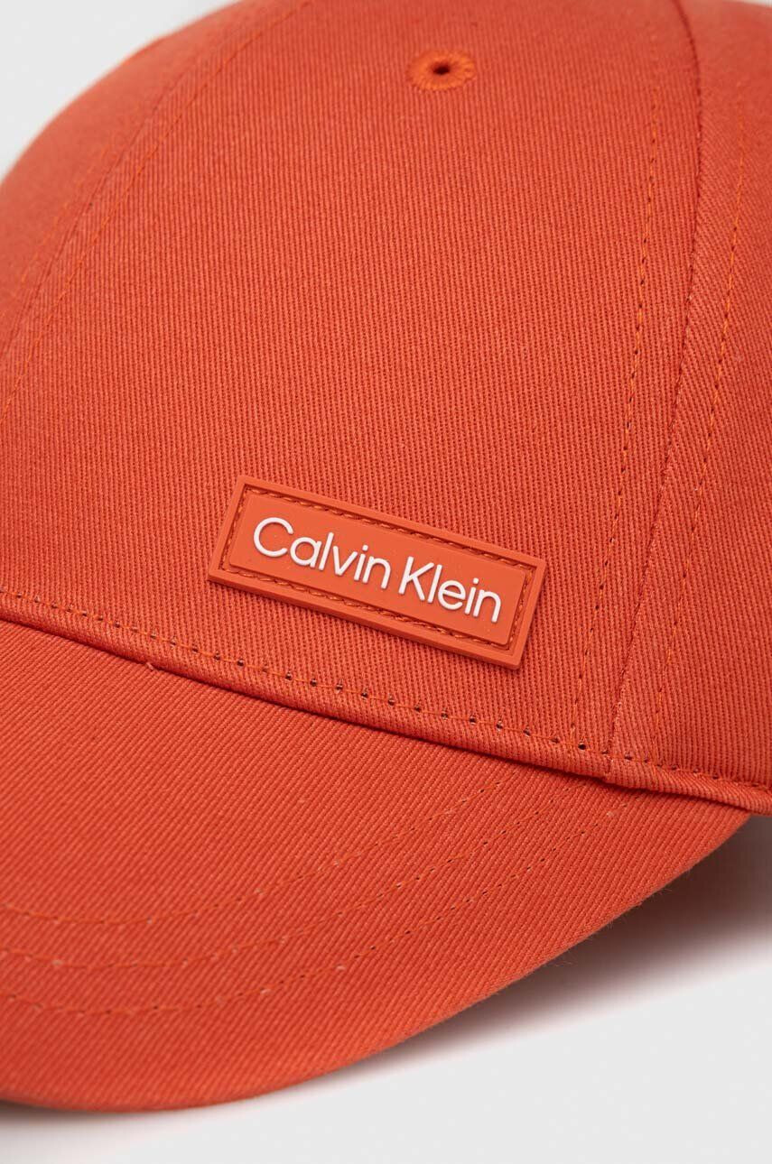 Calvin Klein Bavlnená šiltovka oranžová farba s nášivkou - Pepit.sk